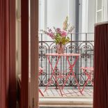 różowy pokój z balkonem