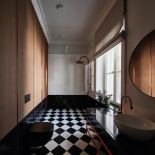 podłoga w szachownicę w eleganckiej łazience