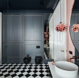 ciemne kolory ścian w łazience i szachownica na podłodze