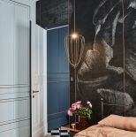 ciemna tapeta ścianie w sypialni