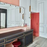 duża stylowa toaletka w sypialni