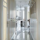 biały hol w stylu art deco