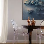 Salon ozdobiły prace młodego malarza Marka Haby. Miedziane dodatki to marka Tom Dixon (NAP).