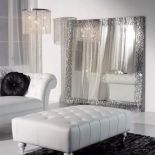 Aramis dostępne jest też w wersji stojącej (170 x 170 cm). Możemy zamówić ramę grawerowaną chromowaną lub połyskującą złotem.