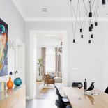 Jak gustownie zaaranżować zabytkowy apartament? Połączyć stylowe meble z nowoczesną sztuką. Zobacz naszą galerię inspiracji.