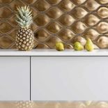 Najbardziej dekoracyjna część kuchni to ściana pokryta złotymi płytkami w kształcie łez.