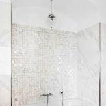 Malutkie połyskujące kosteczki pięknie odbijają światło pod stylowym łukiem.