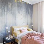 Francuska jodełka na podłodze i wysmakowane kolory ścian oraz tkanin wystarczyły, aby w sypialni zrobiło się przytulnie.