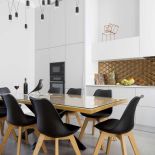 Czarne akcenty – krzesła, lampa jak pajęcza sieć, ptaszek z Vitry – dodają wnętrzu elegancji.