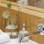 Wielkomiejskie inspiracje - aranżacja salonu z... sypialnią