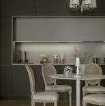 czarna zabudowa kuchenna z podświetlonymi wiszącymi szafkami