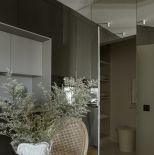 czarna kuchnia z jadalnią w małym mieszkaniu