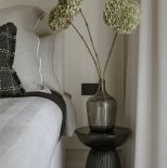 szaro beżowa męska sypialnia