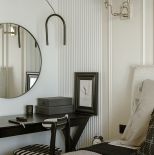 beżowo szara sypialnia z czarnymi dodatkami