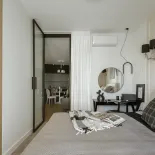 szaro beżowa sypialnia z czarnymi dodatkami