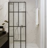 biało czarna łazienka z prysznicem