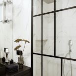 biało czarna łazienka z prysznicem