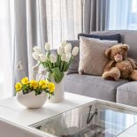 Aranżacja mieszkania nawiązuje do stylu prowansalskiego, ale niedosłownie. W salonie pojawiają się stylizowane krzesła i