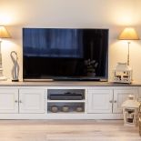 Aranżacja mieszkania nawiązuje do stylu prowansalskiego, ale niedosłownie. W salonie pojawiają się stylizowane krzesła i