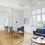 Szafa kryje telewizor i sprzęt grający, a do tego powiększa optycznie pokój.