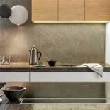 Praktycznie i przytulnie: podwarszawski dom w szarości, brązie i karmelu