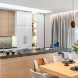 Praktycznie i przytulnie: podwarszawski dom w szarości, brązie i karmelu