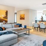 Praktycznie i przytulnie: podwarszawski dom w szarości, brązie i karmelu