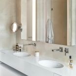 Praktycznie i przytulnie: podwarszawski dom w szarości, brązie i karmelu