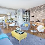 Na zdjęciu widać kolejno: kuchnię, jadalnie i salon, których nie rozdziela żadna ściana. To bardzo