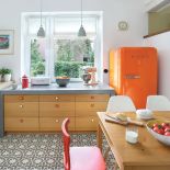 W tej aranżacji sprzęt AGD jest ozdobą kuchni