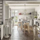 Nietypowy układ kuchni: szafki znajdują się na trzech ścianach, a na środku ustawiono wyspę – wysoki stolik. Fot. Rafał