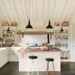 Kuchnia otwarta na salon. Fot. Carlos Muntadas/Rba images