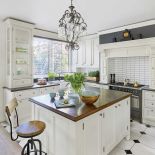 Dom Marzenny Niemoczyńskiej, która ubiera polskie gwiazdy, powstał z katalogu kupionego w USA. Tylko jej