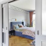 Przesuwne, stylowe drzwi między sypialnią a garderobą odtworzono na wzór oryginalnych. Gdy połączono je z