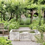 Projektant Peter Curzon dobrał hortensje kwitnące na biało. Są to macrophylla macrophylla Soeur Thérèse , arborescens