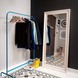 Architekci zdecydowali się na chłodne biele, czernie i szarości. W holu czarno-białe dekoracyjne płytki.