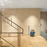 Praktycznie i przytulnie: podwarszawski dom w szarości, brązie i karmelu