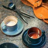 Praktycznie i przytulnie: podwarszawski dom w szarości, brązie i karmelu