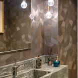 Praktycznie i przytulnie: podwarszawski dom w szarości, brązie i karmelu