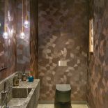 Praktycznie i przytulnie: podwarszawski dom w szarości, brązie i karmelu