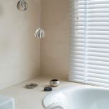 Praktycznie i przytulnie: podwarszawski dom w szarości, brązie i karmelu