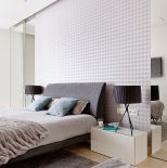 Architektka ustawiła lampy marki Prandina, Łóżko jest z firmy NAP. Do kompletu futrzany pled z Home Sweet Home i