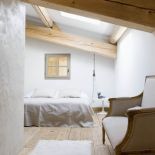 Architektka wymyśliła sypialnię jak domek na drzewie. Tyle tylko, że nie wisi w ogrodzie, ale nad kuchnią i dziennym