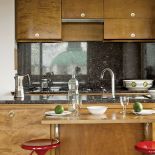 Artdecowska szafa odpowiednio pocięta zamieniła się w kuchenną zabudowę.