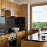 Artdecowska szafa odpowiednio pocięta zamieniła się w kuchenną zabudowę.