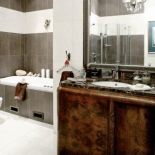 Artdecowski kredens fornirowany czereśnią został przerobiony na łazienkową szafkę. Pomieścił dwie umywalki, a wśrodku ukrywa