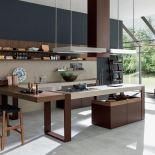 ARTS CRAFTS, kuchnia przypominająca stolarski warsztat, a jej części (skrzynie, szafy, półki) można dowolnie