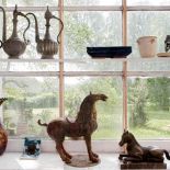 Artysta wykorzystał przestrzeń wnęki okiennej na potrzeby kolekcji.