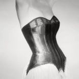 Artystka kabaretowa w gorsecie z ok. 1900 r., fot. Hulton Archive/Flash Press Media/Getty Images