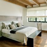 Artystycznie pomalowane przez projektantkę wezgłowie łóżka.